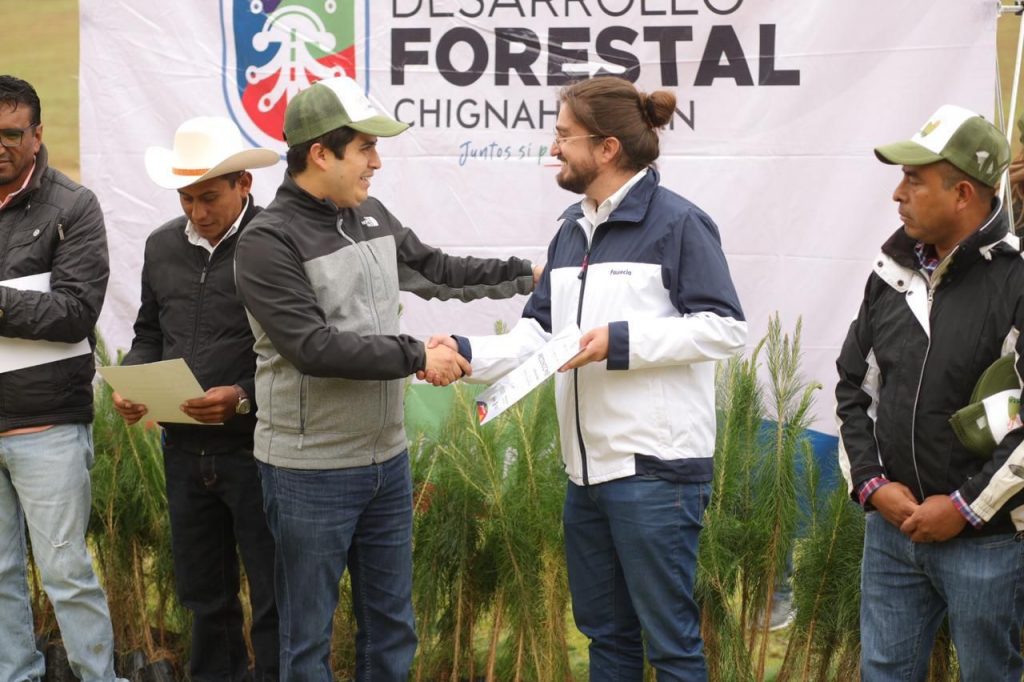 Lorenzo Rivera reforesta con 3 mil árboles el ejido de Ajolotla