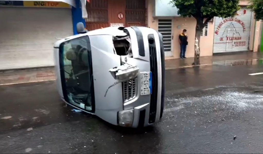 Aparatosa volcadura en Tehuacán deja dos lesionados