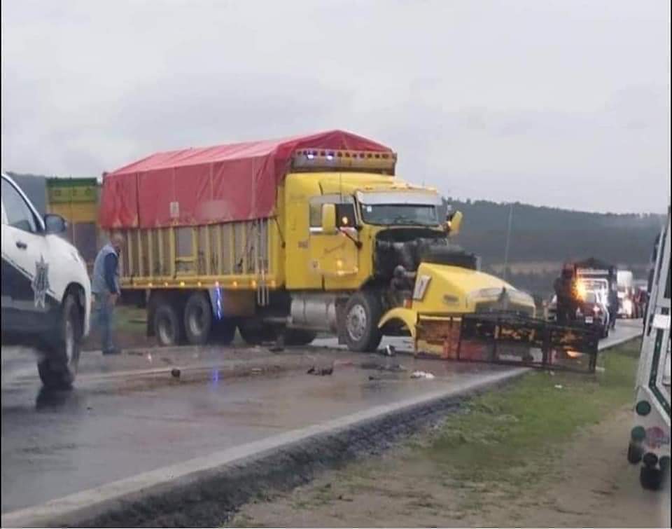Aparatoso accidente sobre la carretera Acatzingo-El Seco