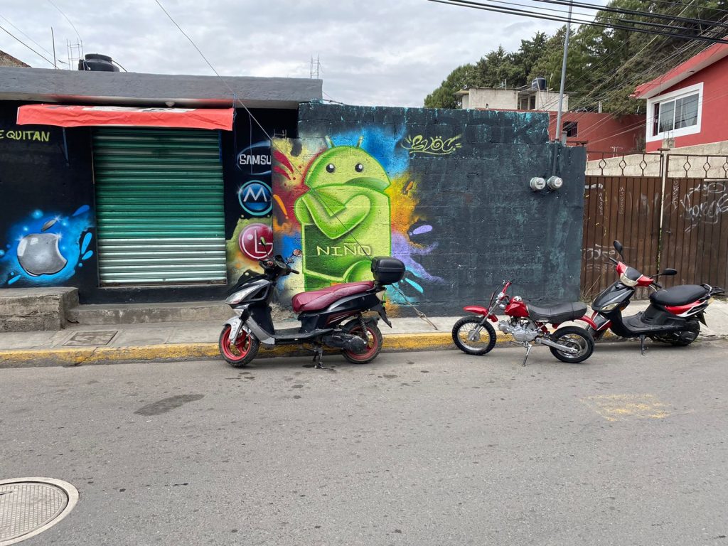 Video desde Puebla: Solitario sujeto saquea tienda de celulares en Chachapa, Amozoc