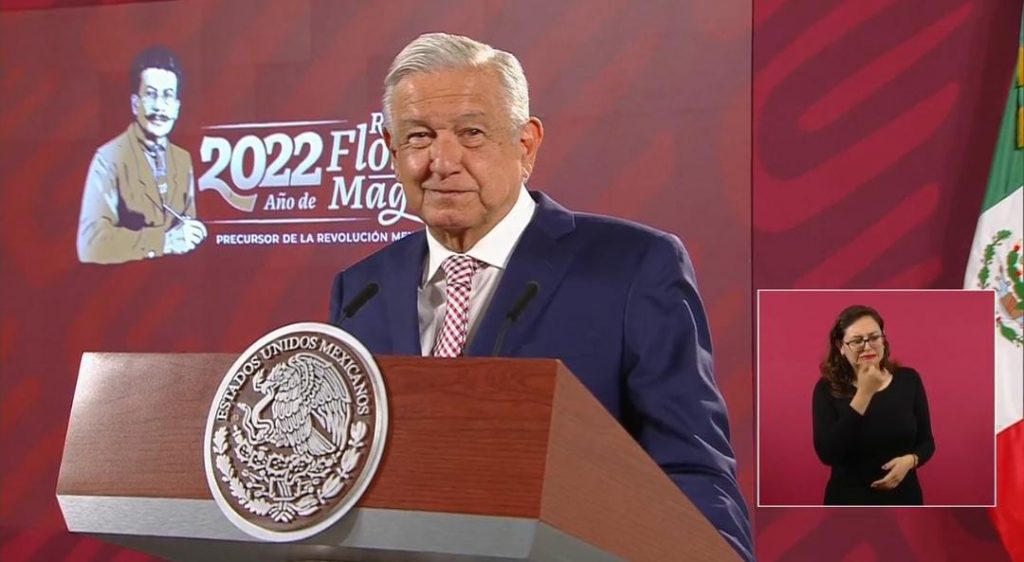 AMLO considera que el SAT debería quitar la constancia de situación fiscal