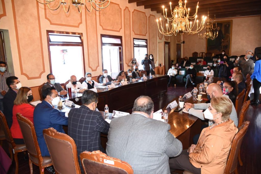 Alcalde de Tlaxcala firma convenio con representantes de cámaras empresariales