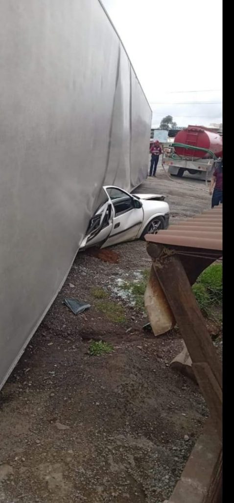 Caja se desprende de tractocamión y cae sobre automóvil en Hidalgo