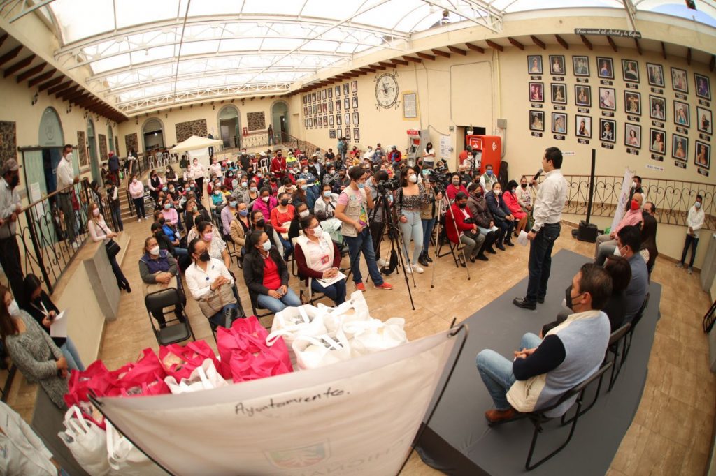 Entrega Lorenzo Rivera apoyos a Voluntarias de Casas de Salud