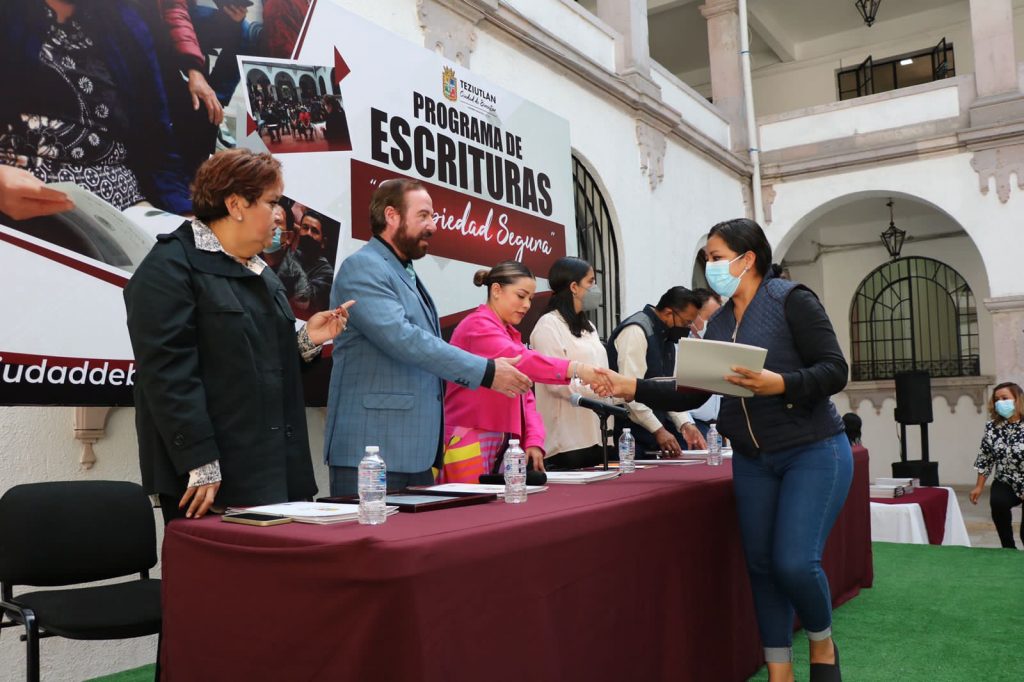 Gobierno de Carlos Peredo entrega 50 escrituras del programa “Propiedad Segura”