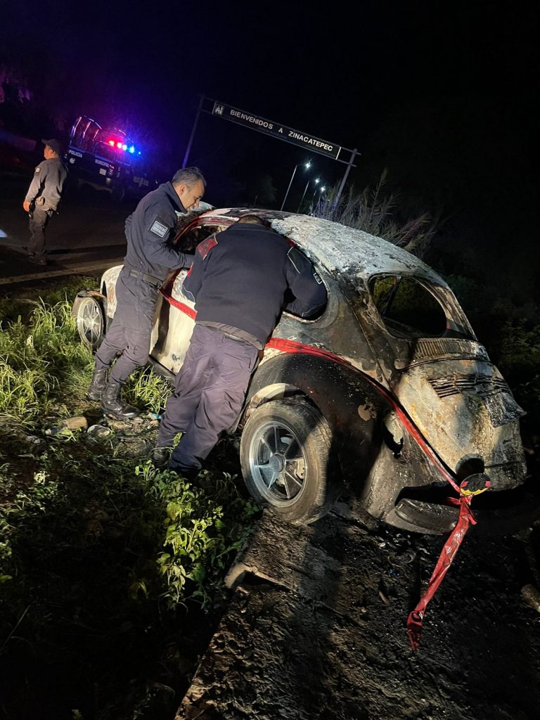 Conductor a bordo se su Volkswagen choca contra poste y se incendia en Tehuacán