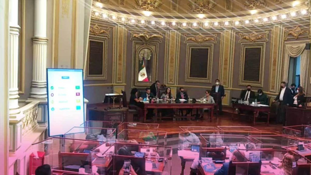 Ciudadanos piden al congreso revocación de mandato de Eduardo Rivera Pérez