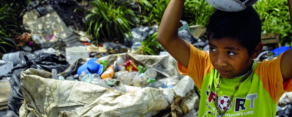 “La inocencia bajo los escombros”: documental objetivo, crudo y directo de Sara Oliveros