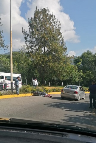 Dos lesionados en accidente de motocicleta en Huauchinango