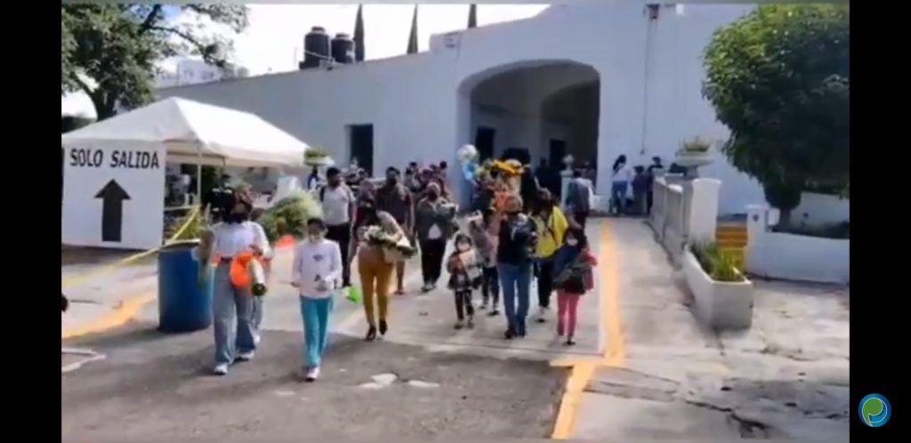 Video desde Puebla: Familias van al panteón por el Día del Padre