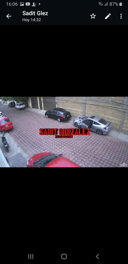 Video desde Puebla: Vecino encuentra a ladrón dentro de su vehículo