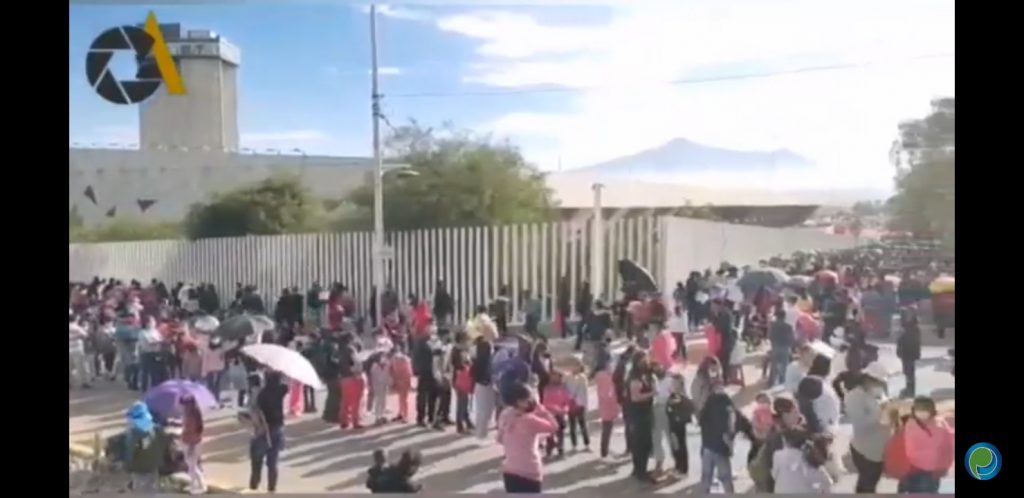 Video desde Puebla: Niños y padres hacen fila para vacunarse en el Centro Expositor