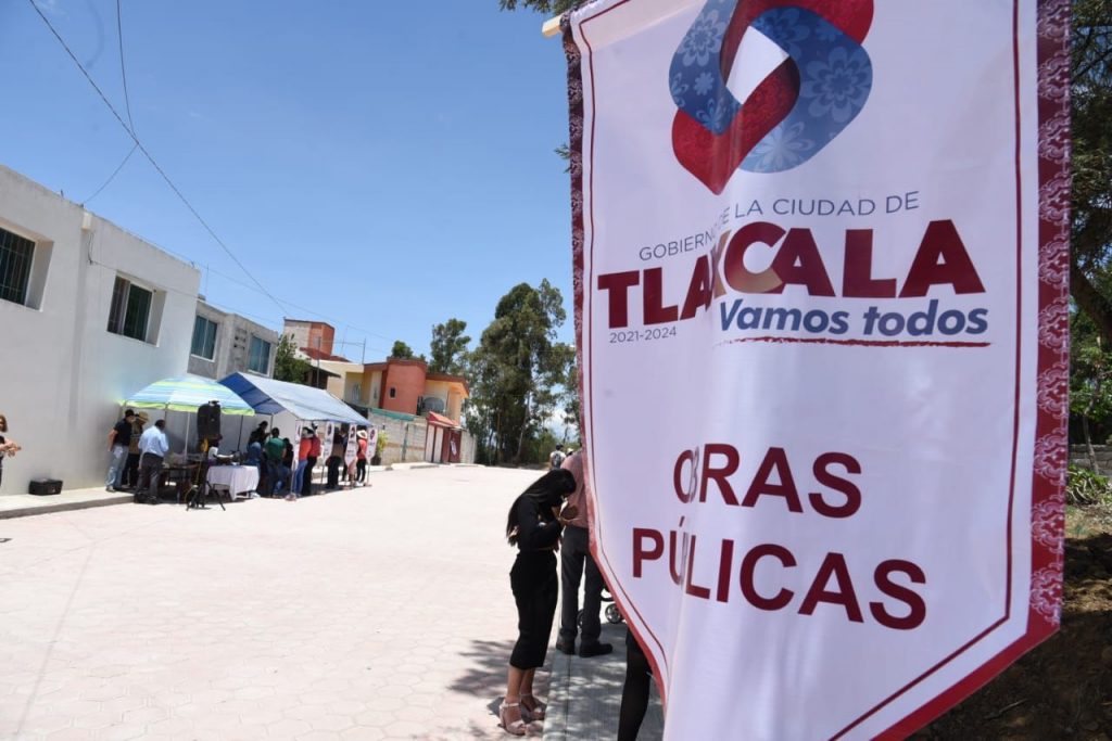 El presidente Jorge Corichi entrega otra calle adoquinada, en Acuitlapilco