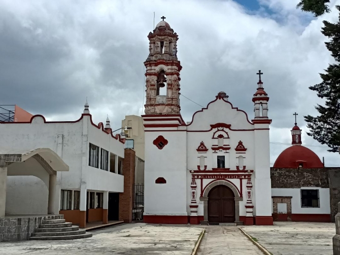 En Toluca, parroquia apoya con despensa y ropa a migrantes
