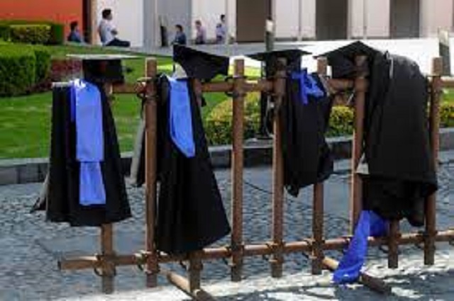 Por llevar vestido “corto”, UPAEP excluyó a una alumna de la foto de graduación
