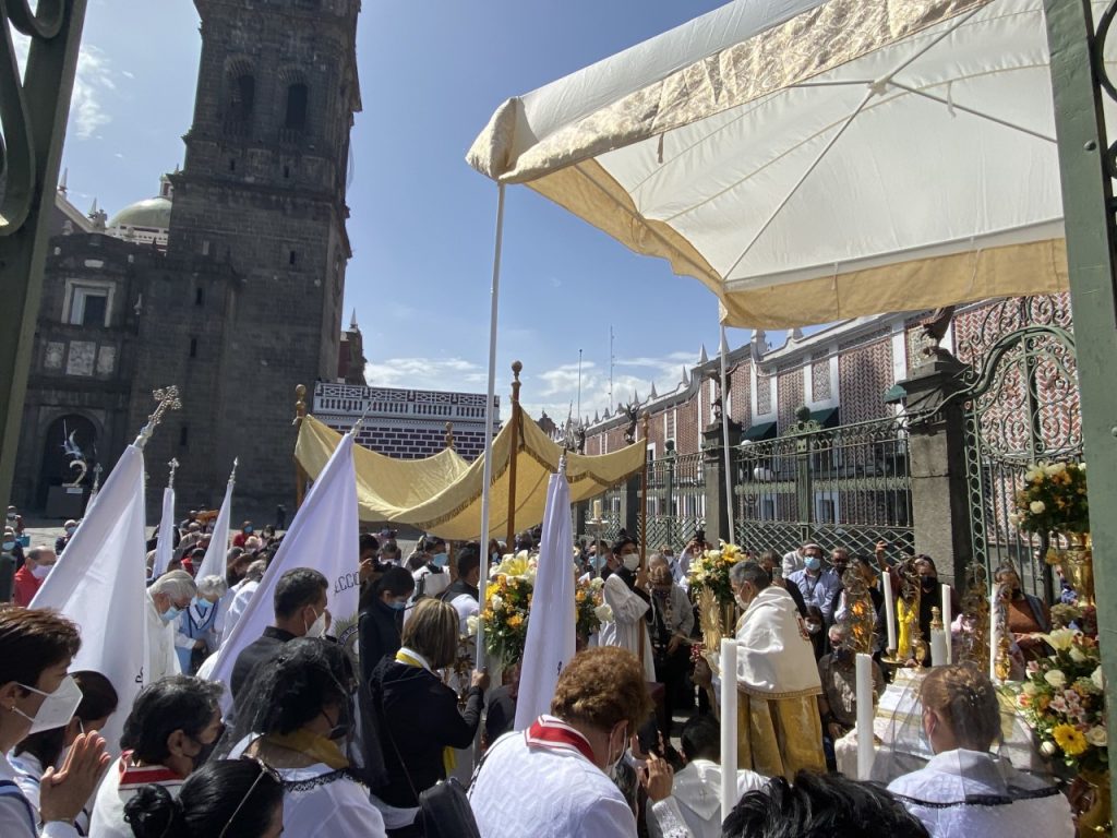 Poblanos celebran el jueves de Corpus Christi 