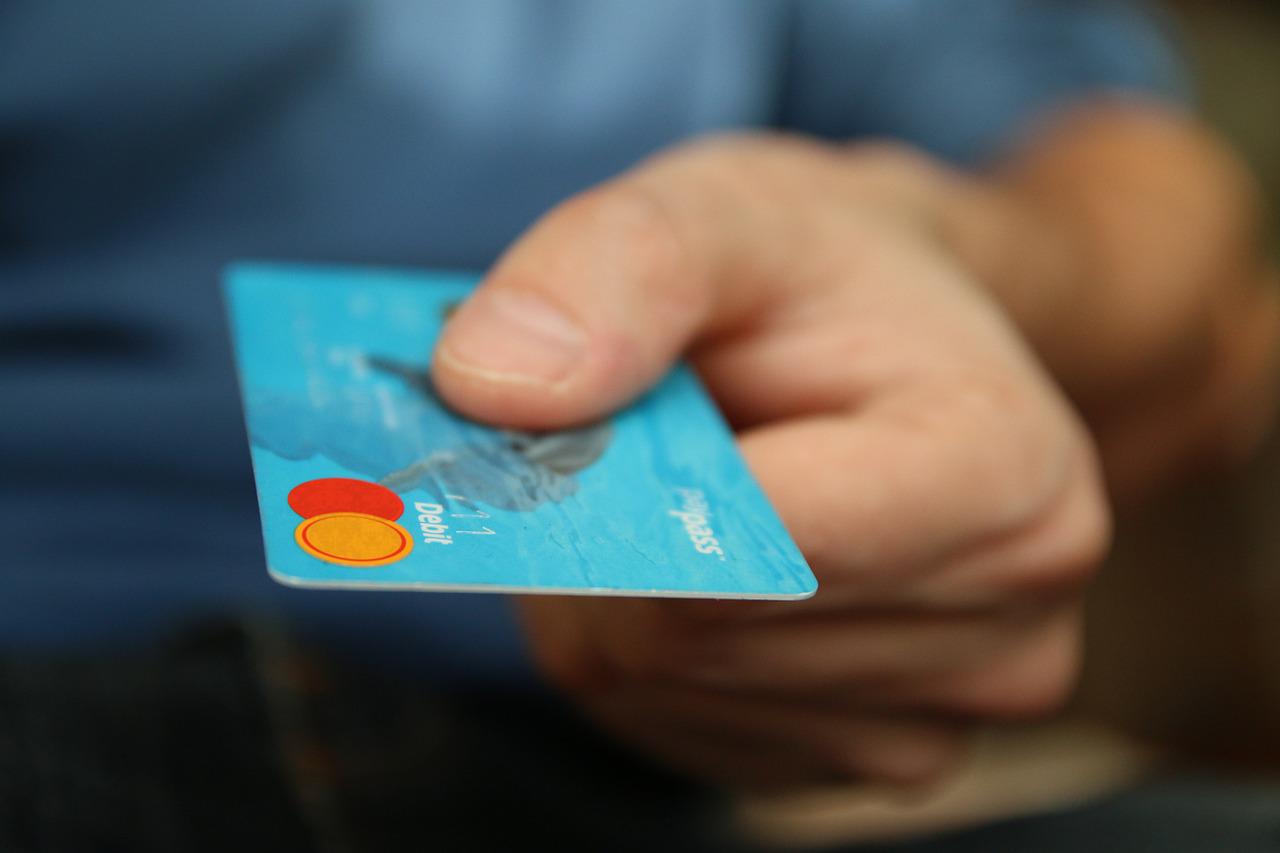 ¿Sabías que tener tarjetas aprobadas y no ir por ellas puede dañar tu historial crediticio?