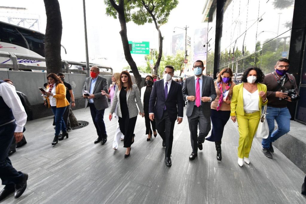 Denuncian diputadas y diputados del PRI a Layda Sansores ante la FGR