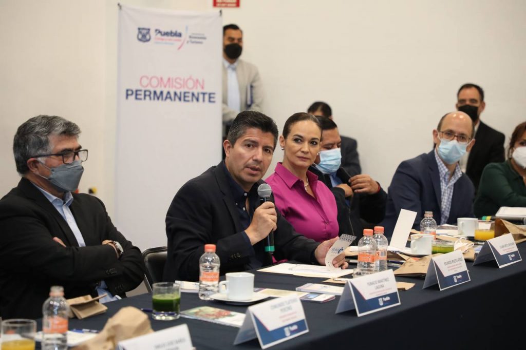 Eduardo Rivera preside la sesión de la Comisión Permanente por Puebla