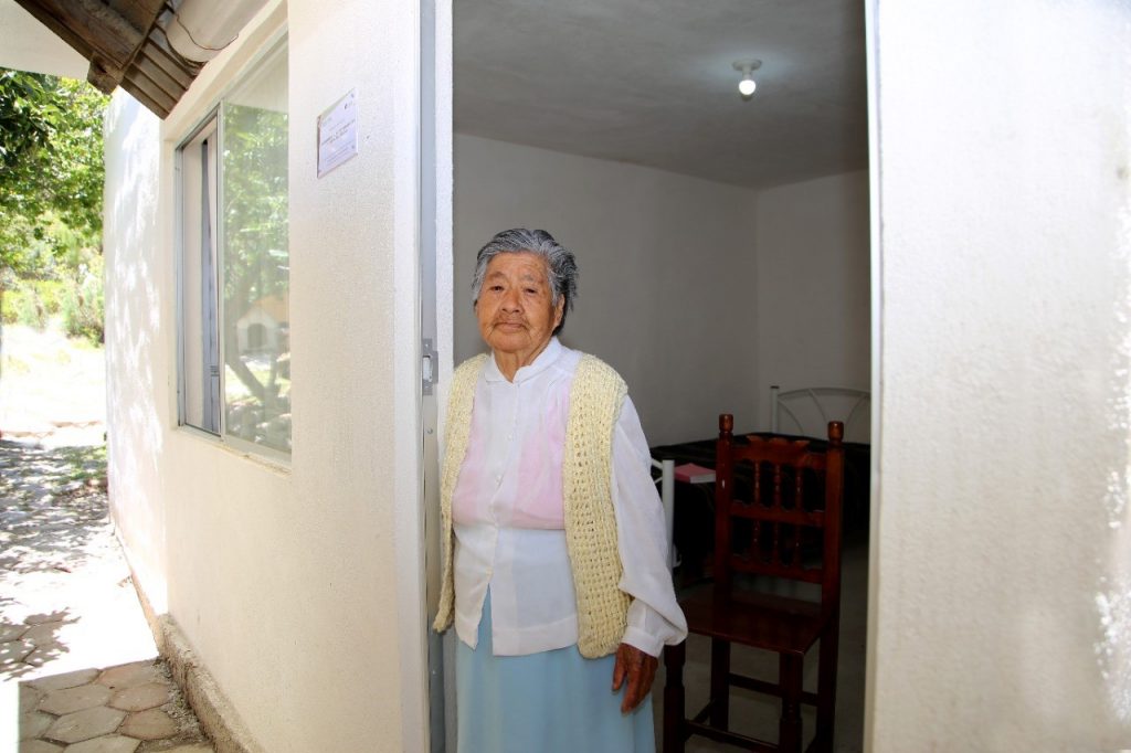 Lleva Bienestar programas sociales a Libres; entrega calentadores solares y dormitorios