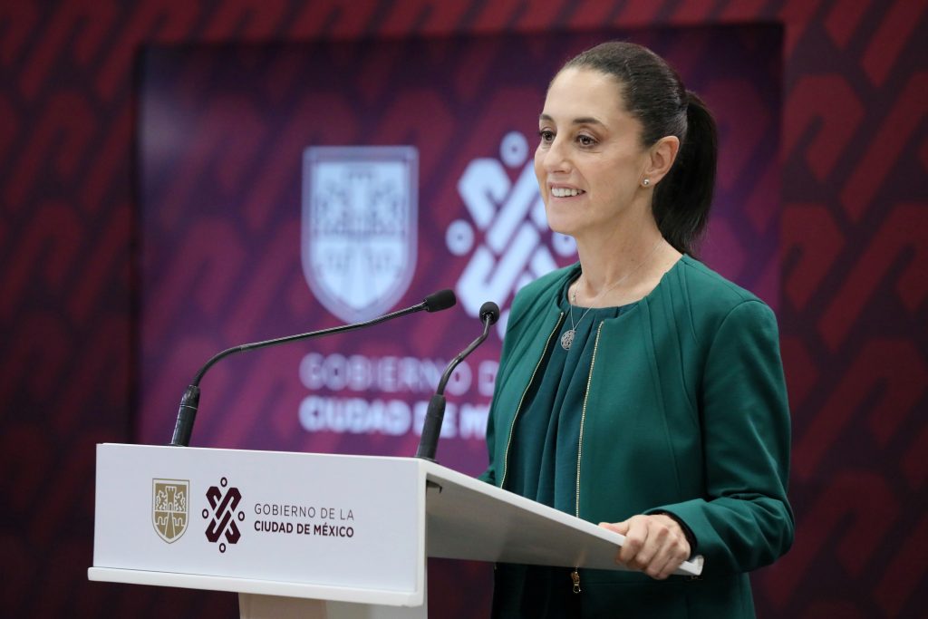 Debemos cuidar la economía de las familias, con las nuevas unidades de tren ligero, pasaremos de 75 mil usuarios diarios a 110 mil: Claudia Sheinbaum