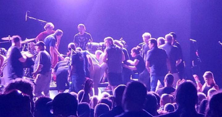 Carlos Santana colapsa en pleno escenario en Michigan; piden orar por su salud