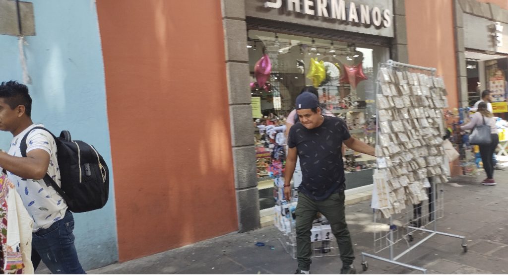 Ambulantes se retiran de la calle 5 de mayo