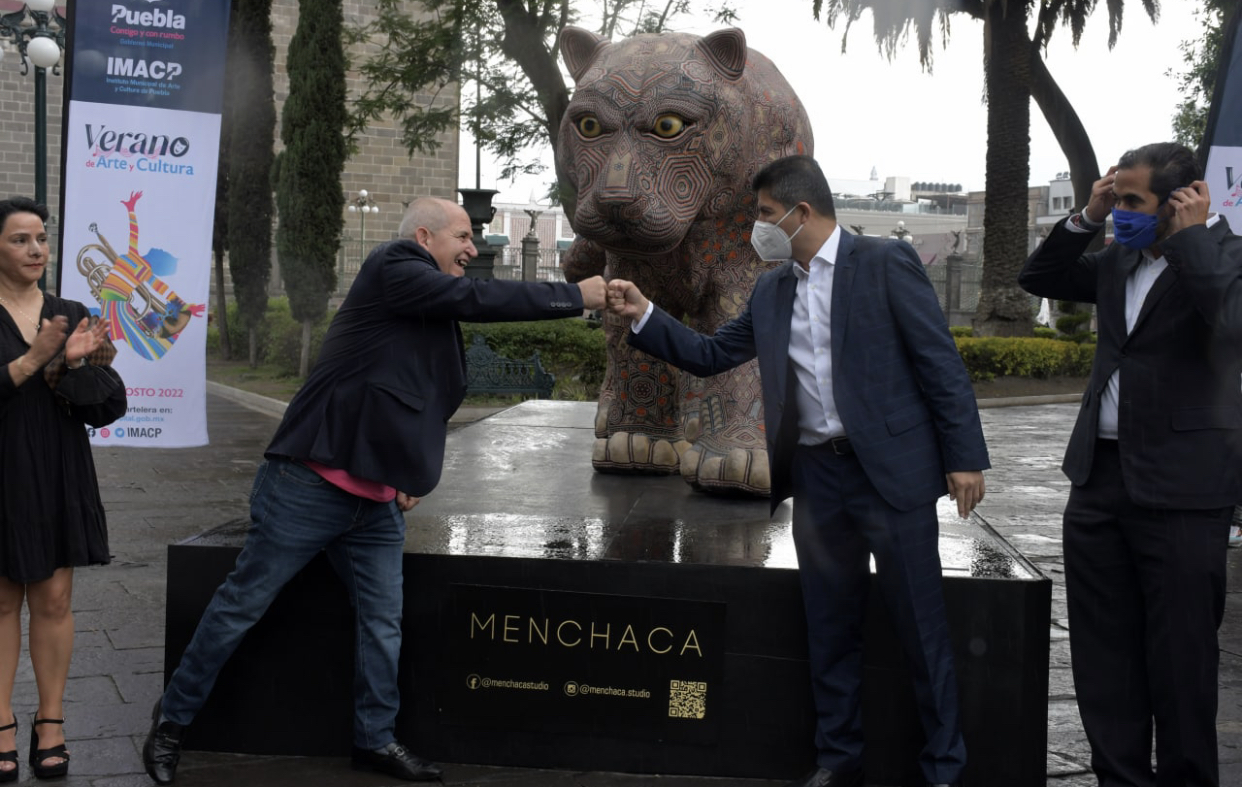 Puebla Capital estrena magna exhibición de César Menchaca en galería del palacio municipal