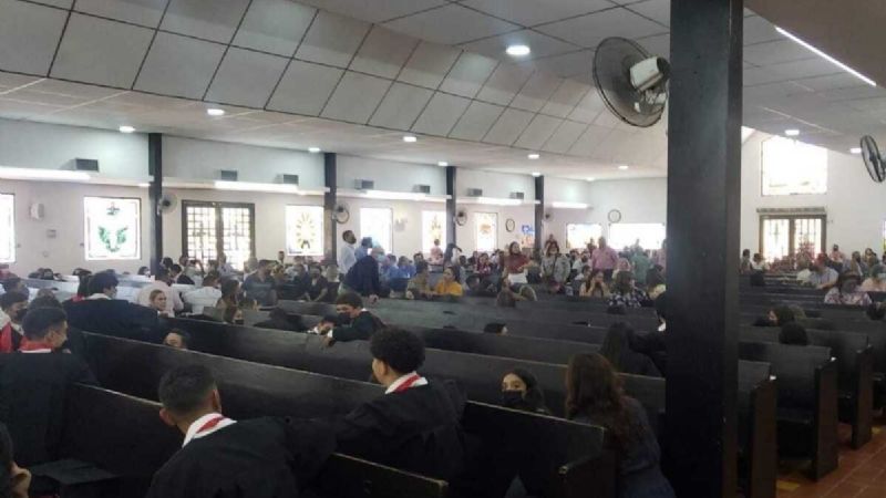 Balacera afuera de un templo causa terror durante una misa de graduación en Caborca