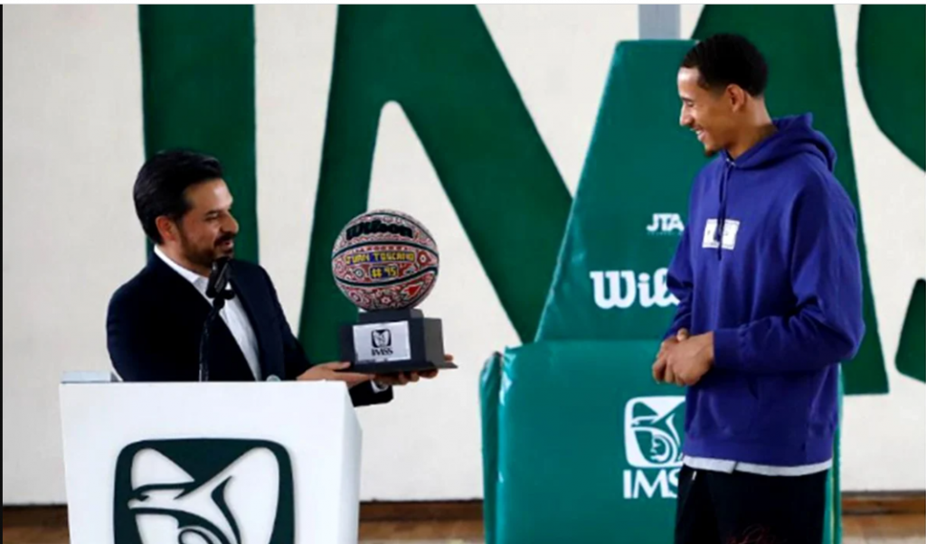 Juan Toscano, campeón de la NBA, inaugura clínica de Basquetbol del IMSS