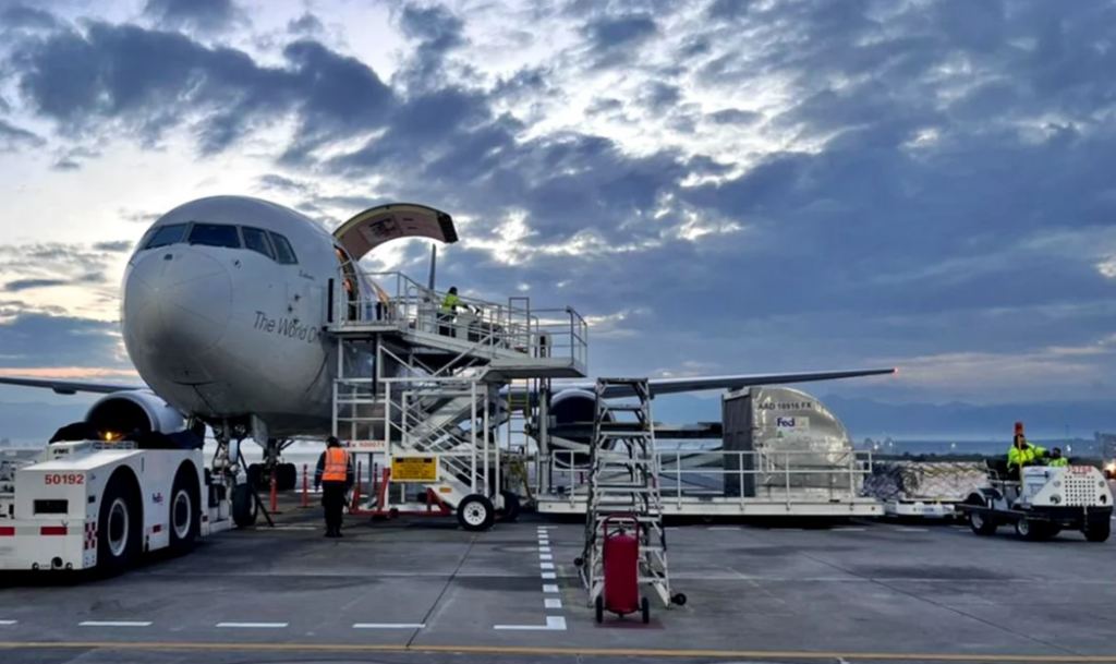 Llegan a México 3 millones de vacunas contra Covid-19 donadas por Canadá para menores