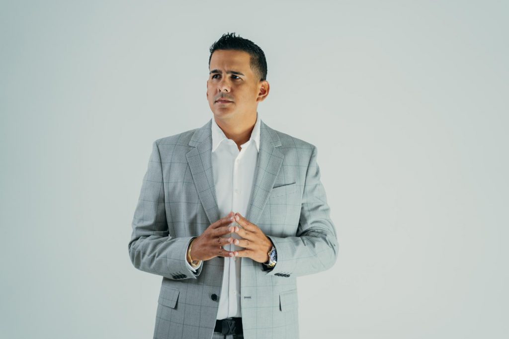 El multifacético empresario Clemente Romero comienza su carrera como cantante