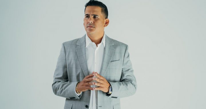 El multifacético empresario Clemente Romero comienza su carrera como cantante