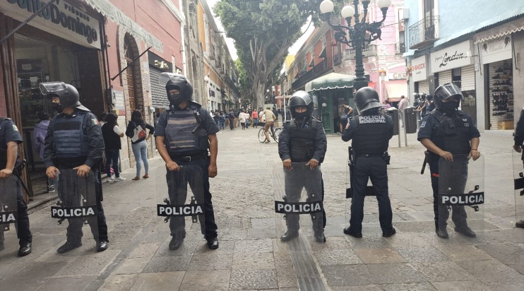 Ambulantes a la fuerza intentan ingresar a la 5 de mayo y locatarios bajan cortinas