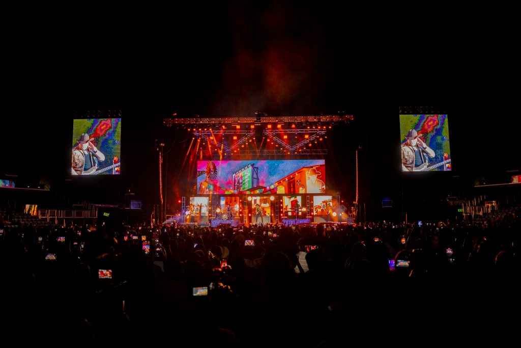 Por 1a vez el grupo Bronco se presentó solo en el Crypto.com Arena en Los Ángeles, California