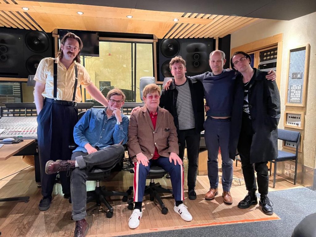 Yard Act y Elton John fusionaron su talento en una nueva versión de “100% Endurance”