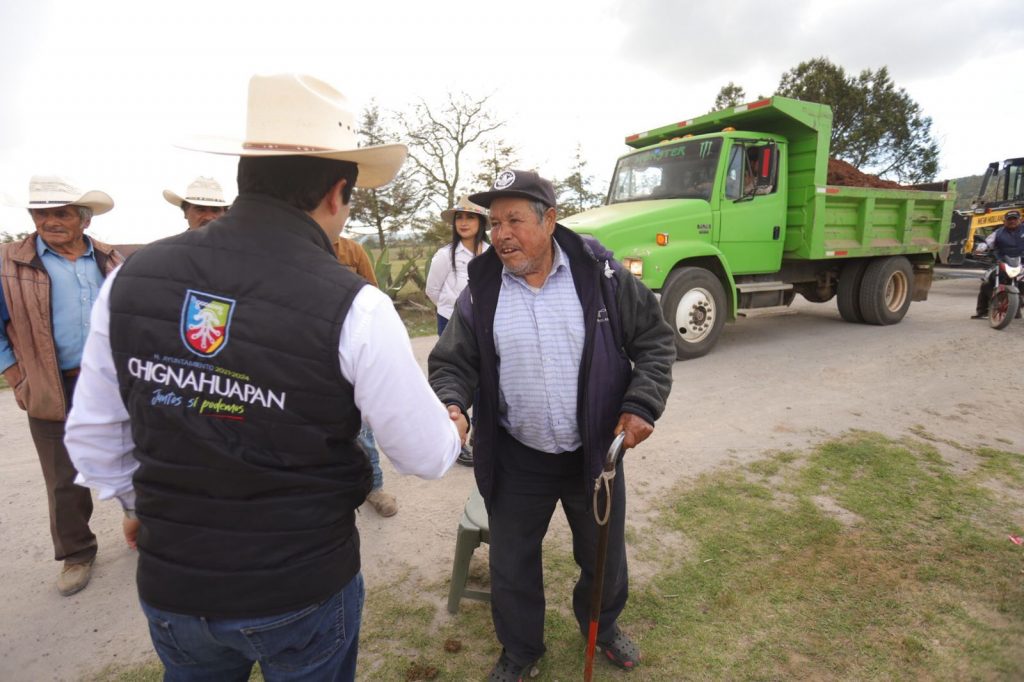 Con entrega de luminarias, inicio de revestimientos y apoyos, fortalece Lorenzo Rivera a juntas auxiliares