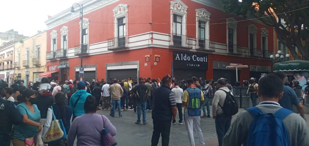 Video desde Puebla: Invasión de ambulantes desata enfrentamiento en el centro