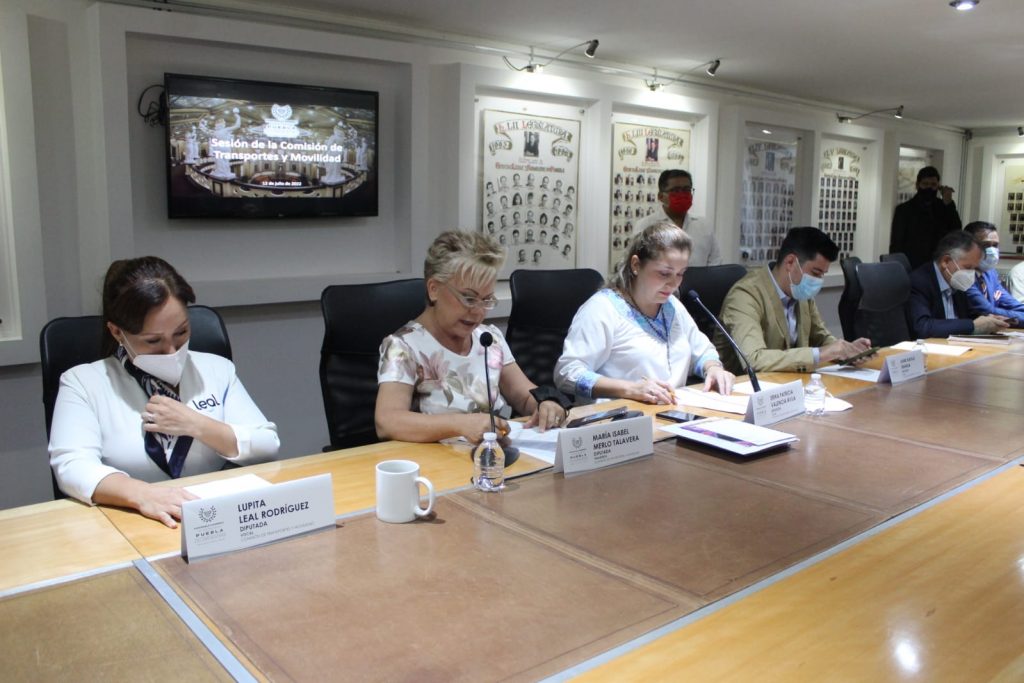 Aprueban en Comisión del Congreso reservar asientos para mujeres en transporte público  