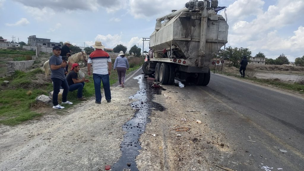 Choque entre dos unidades de carga en Cañada Morelos