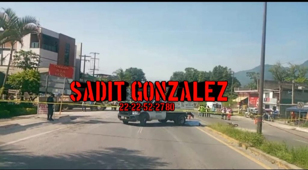 Muere menor de edad al impactar su moto contra un camión en Xicotepec