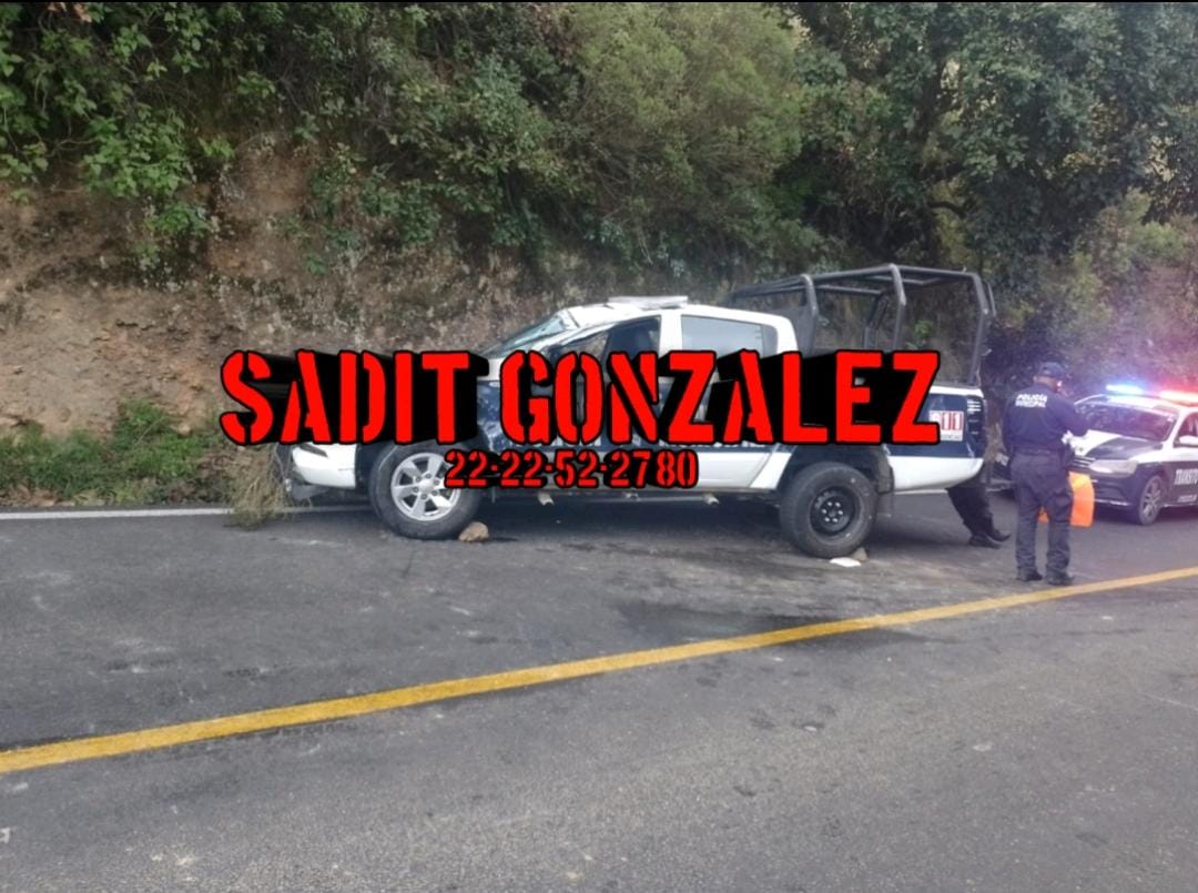 Polis presuntamente borrachos chocan y vuelcan una patrulla de Zoquitlán