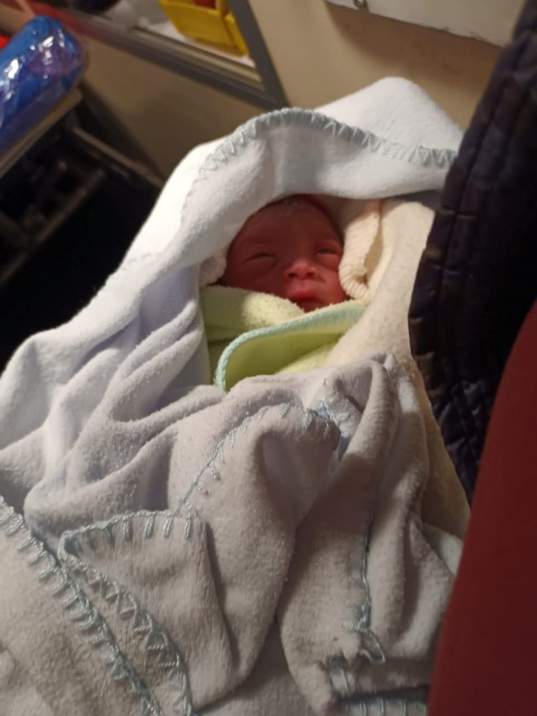 Mujer da a luz dentro de una camioneta en Tecamachalco