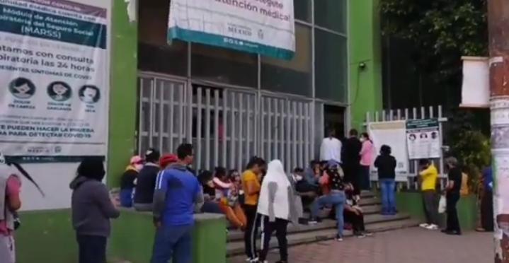 Video desde Puebla: Larga fila en el IMSS 55 por enfermedades respiratorias