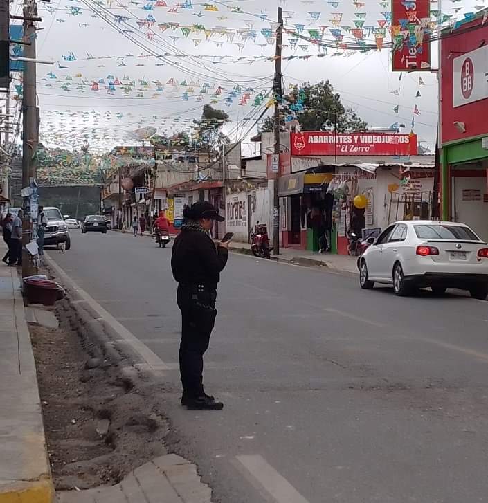 Acusan a policías de Ahuazotepec de cobrar infracciones en carretera federal
