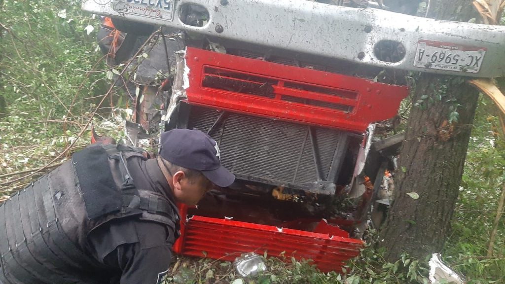 Camión de volteo se va a precipicio y conductor vive para contarla en Zacapoaxtla