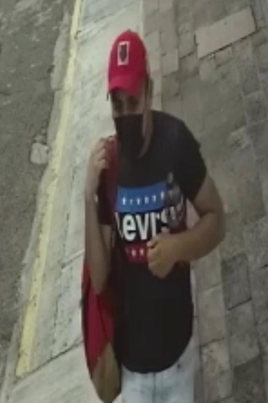 Video desde Puebla: Ratero de autopartes se lleva botín en menos de 10 segundos