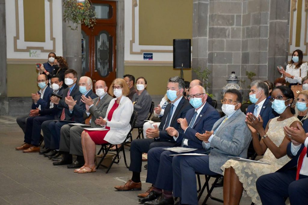 Eduardo Rivera entrega reconocimientos a odontólogos