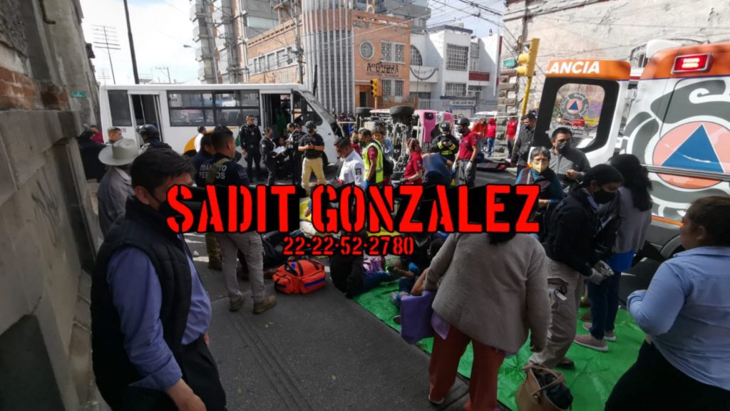 Video desde Puebla: Choque entre 2 unidades del transporte público deja 14 lesionados