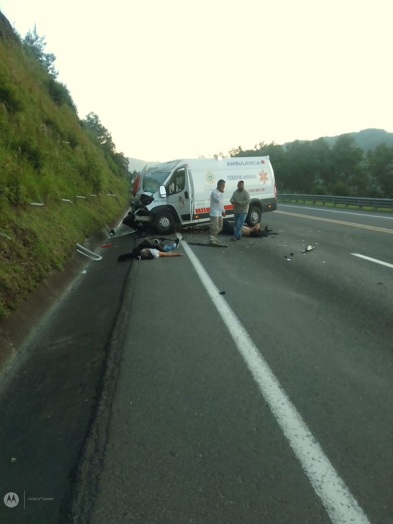 De Atitalaquia, Hidalgo, ambulancia que chocó en la autopista México-Tuxpan